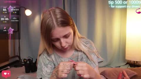 Snapshot of alice_halle chatting on September 11, 8:14 am alice_halle online show from September 11, 8:14 am