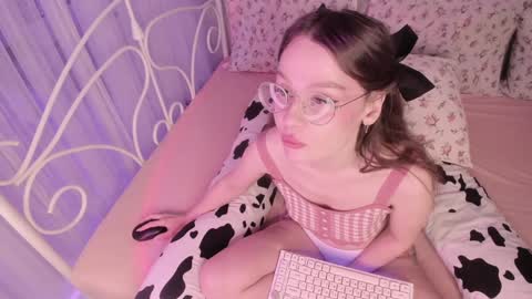 Snapshot of alice_kinky_girl chatting on December 13, 5:32 pm Alice online show from December 13, 5:32 pm