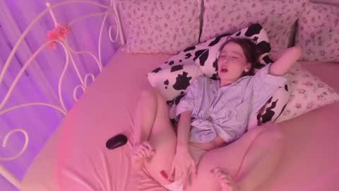 Snapshot of alice_kinky_girl chatting on December 16, 1:10 am Alice online show from December 16, 1:10 am