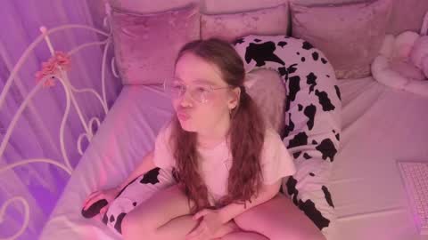 Snapshot of alice_kinky_girl chatting on March 1, 3:10 am Alice online show from March 1, 3:10 am