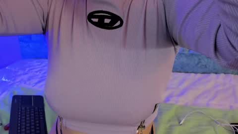 Snapshot of alice_martinez_ chatting on January 23, 4:52 am alice and amber online show from January 23, 4:52 am