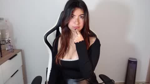 Snapshot of alice_middle01 chatting on February 12, 10:26 pm Alice online show from February 12, 10:26 pm