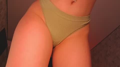 Snapshot of alice_miiiller chatting on August 1, 5:12 pm Alice online show from August 1, 5:12 pm
