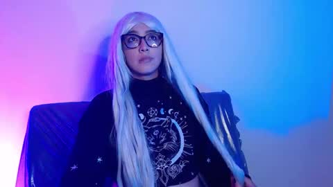 Snapshot of alice_phantom chatting on January 15, 1:43 am online show from January 15, 1:43 am