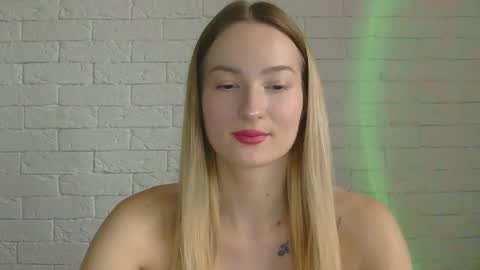 Snapshot of alice_sweet_01 chatting on October 21, 1:12 pm Alice online show from October 21, 1:12 pm