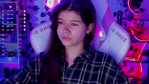 Snapshot of alice_tails chatting on May 18, 7:09 pm Alice online show from May 18, 7:09 pm