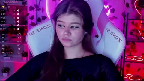 Snapshot of alice_tails chatting on June 12, 9:03 pm Alice online show from June 12, 9:03 pm