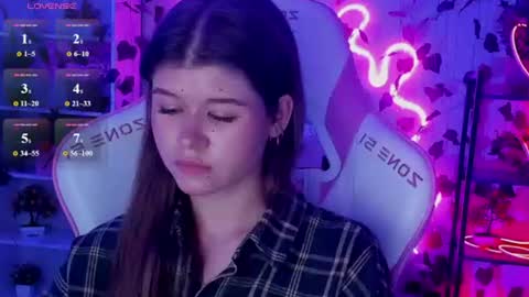 Snapshot of alice_tails chatting on June 19, 8:34 pm Alice online show from June 19, 8:34 pm