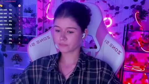 Snapshot of alice_tails chatting on July 6, 9:17 pm Alice online show from July 6, 9:17 pm