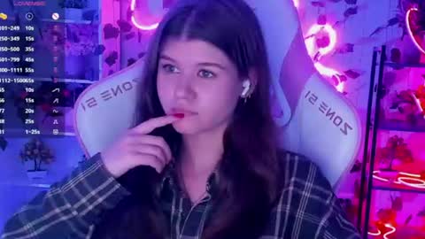 Snapshot of alice_tails chatting on July 9, 9:08 pm Alice online show from July 9, 9:08 pm