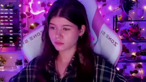 Snapshot of alice_tails chatting on July 28, 9:25 pm Alice online show from July 28, 9:25 pm