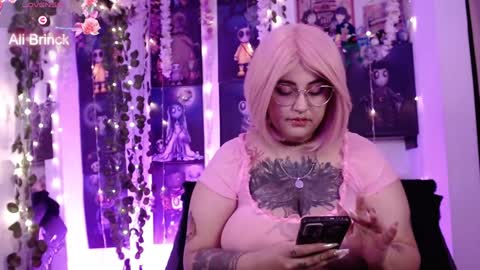 Snapshot of alicebrinck chatting on December 19, 11:14 pm Alice Brinck online show from December 19, 11:14 pm