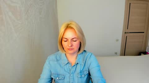 Snapshot of alicee__grace chatting on April 19, 11:42 am Alicee online show from April 19, 11:42 am