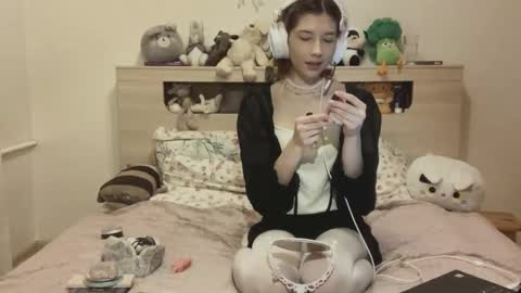 Snapshot of aliceinyourdreams chatting on December 19, 11:06 am Alice online show from December 19, 11:06 am