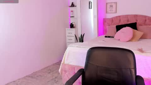 Snapshot of alicekiing_ chatting on November 26, 3:07 am ALICEKIING online show from November 26, 3:07 am