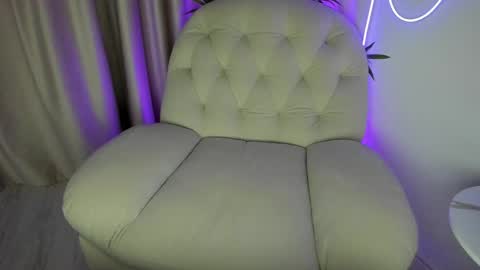 Snapshot of alicelevine chatting on November 19, 5:18 am AliceLevine online show from November 19, 5:18 am