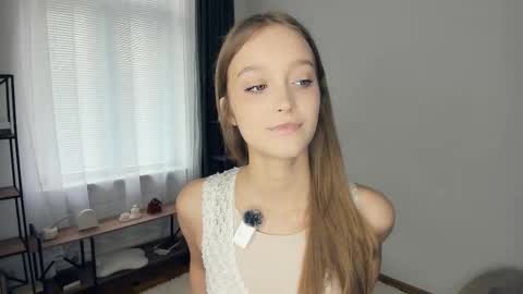 Snapshot of alicemelison chatting on October 18, 8:26 am Serena online show from October 18, 8:26 am