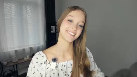 Snapshot of alicemelison chatting on October 19, 8:26 am Serena online show from October 19, 8:26 am