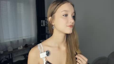 Snapshot of alicemelison chatting on October 25, 8:00 am Serena online show from October 25, 8:00 am