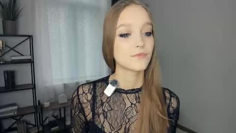 Snapshot of alicemelison chatting on October 29, 7:43 am Serena online show from October 29, 7:43 am