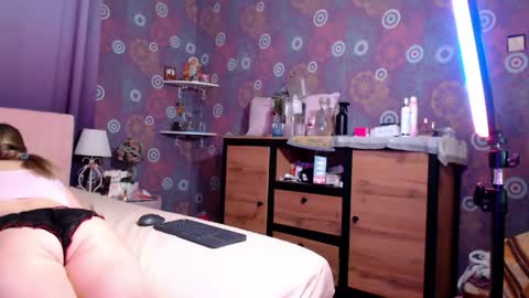Snapshot of alicewetsquirt chatting on April 19, 6:10 pm alicewetsquirt online show from April 19, 6:10 pm