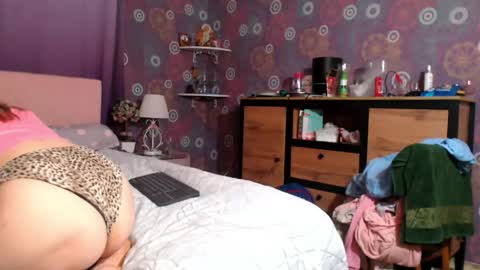 Snapshot of alicewetsquirt chatting on June 6, 11:42 pm alicewetsquirt online show from June 6, 11:42 pm