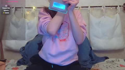 Snapshot of alicewoolfy chatting on December 6, 8:07 pm AliceWoolfy online show from December 6, 8:07 pm