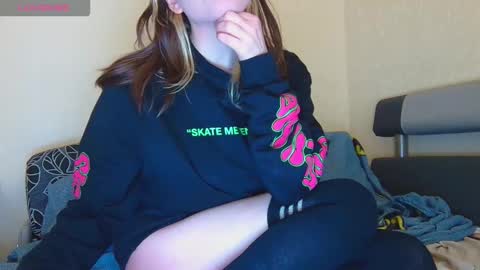 Snapshot of alicewoolfy chatting on October 15, 12:44 am AliceWoolfy online show from October 15, 12:44 am