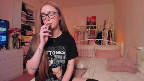 Snapshot of alicexbae chatting on March 7, 4:33 pm from wonderland online show from March 7, 4:33 pm