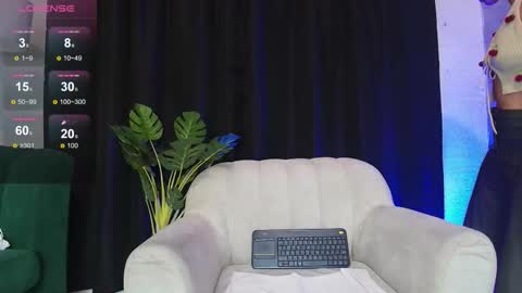 Snapshot of alicia__kiss chatting on November 6, 11:44 am Salome online show from November 6, 11:44 am