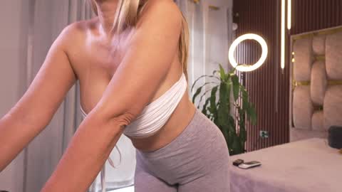 Alicia Lang online show from December 19, 3:52 pm