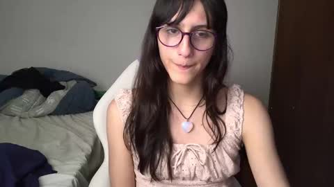 Snapshot of alicia_love29 chatting on December 9, 11:13 pm Alice online show from December 9, 11:13 pm