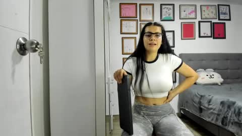 Snapshot of alicia_rainbow chatting on June 24, 4:00 am alicia_rainbow online show from June 24, 4:00 am