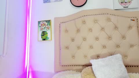 Snapshot of alicia_trece chatting on February 13, 2:01 am online show from February 13, 2:01 am