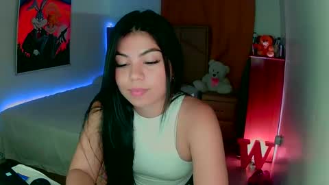 Snapshot of aliciabiden chatting on December 23, 1:29 am aliciabiden online show from December 23, 1:29 am