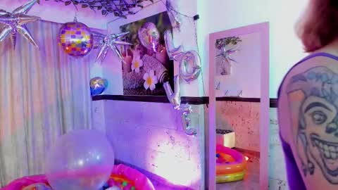 Snapshot of aliciawithe chatting on December 5, 12:03 pm Alicia online show from December 5, 12:03 pm