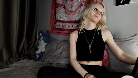 Alien Bella online show from May 13, 11:00 pm