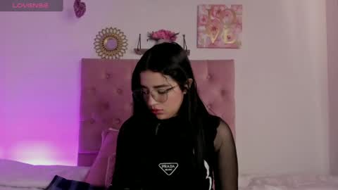 Snapshot of aliice_walker_ chatting on December 5, 6:44 pm aliice_walker_ online show from December 5, 6:44 pm
