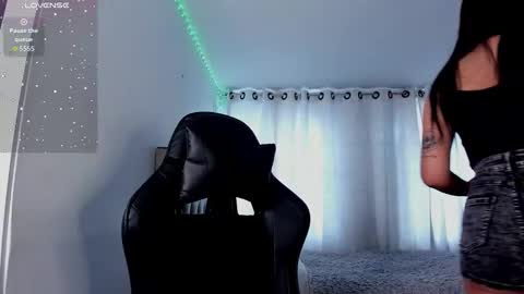 Snapshot of aliice_walker_ chatting on November 18, 4:44 pm aliice_walker_ online show from November 18, 4:44 pm