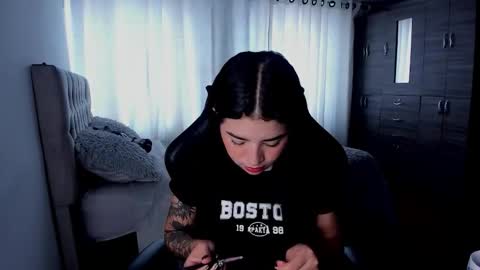 Snapshot of aliice_walker_ chatting on December 2, 3:51 pm aliice_walker_ online show from December 2, 3:51 pm