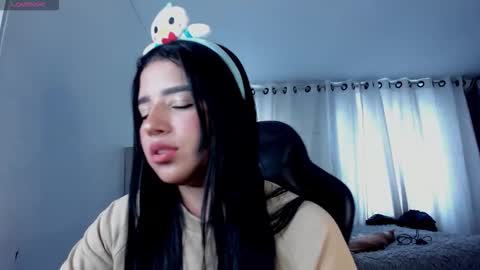 aliice_walker_ online show from March 26, 4:01 pm