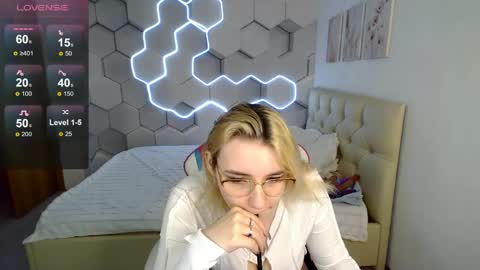 Snapshot of aliicemeow chatting on May 7, 9:03 am aliicemeow online show from May 7, 9:03 am