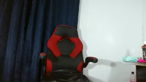 Snapshot of aliison_hot_84463 chatting on December 19, 5:03 am Michelle online show from December 19, 5:03 am