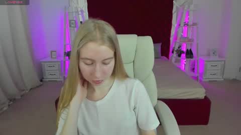 Snapshot of alina__blonde chatting on July 2, 5:35 am Alina online show from July 2, 5:35 am