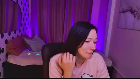 Snapshot of alina_cute_ chatting on December 16, 7:00 pm Alina online show from December 16, 7:00 pm