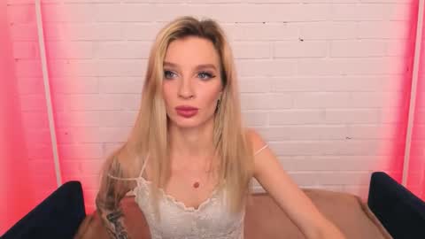 Snapshot of alina_lovelyx chatting on December 3, 1:35 am Alina online show from December 3, 1:35 am