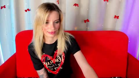 Snapshot of alina_lovelyx chatting on June 22, 1:07 am Alina online show from June 22, 1:07 am