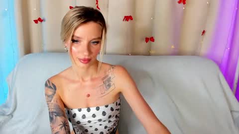 Snapshot of alina_lovelyx chatting on June 28, 1:22 am Alina online show from June 28, 1:22 am