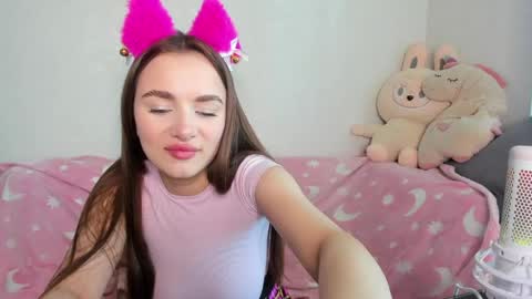 Snapshot of alinaluxxx chatting on May 6, 7:13 am Alina online show from May 6, 7:13 am
