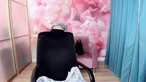 Snapshot of alinamoor chatting on November 24, 6:35 am AlinaMoor online show from November 24, 6:35 am